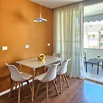 Daire Bohemian Apt, Beachfront & Family Friendly - By Beta Premium