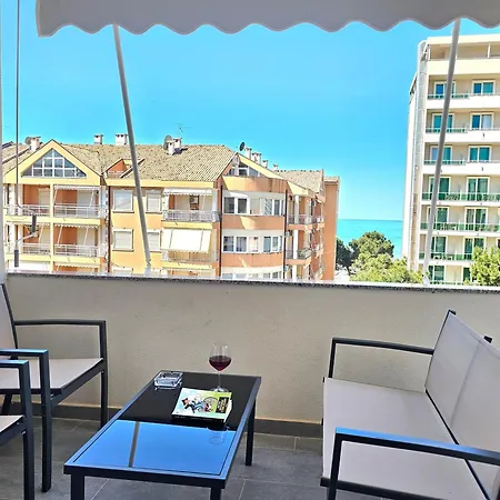 Daire Bohemian Apt, Beachfront & Family Friendly - By Beta Premium