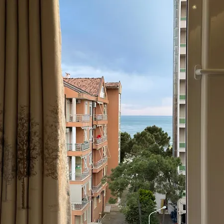 Daire Bohemian Apt, Beachfront & Family Friendly - By Beta Premium